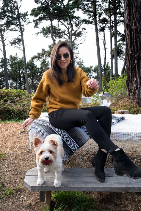 Mustard Sweatshirt Outfit, Yellow Sweatshirt Outfit, Kate Ogata, Yellow Sweater Outfit, Sweatshirt Outfit Winter, Bone Boots, Outfit Informal, Mustard Yellow Sweater, Winter Sweater Outfits