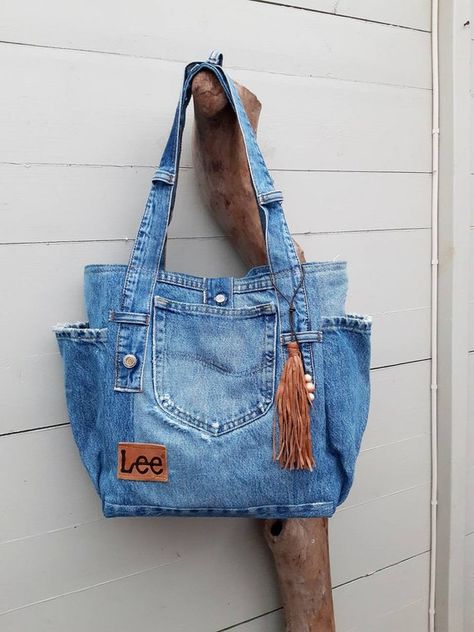 Check out this item in my Etsy shop https://www.etsy.com/se-en/listing/779009684/lee-jeans-shopper-with-leather-details Denim Shopping Bags Old Jeans, Diy Denim Bags And Purses, Jeans Bags Ideas Recycled, Denim And Leather Bags, Cute Tote Bags Design, Types Of Denim Jeans, Jeans Bags Ideas, Denim Jeans Recycled, Diy Jean Bag