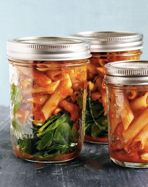 pasta-jars Picnic Dishes, Vegetarian Picnic, Mason Jar Lunch, Healthy Picnic, Ideas Picnic, Resep Pasta, Food Picnic, Picnic Snacks, Picnic Dinner