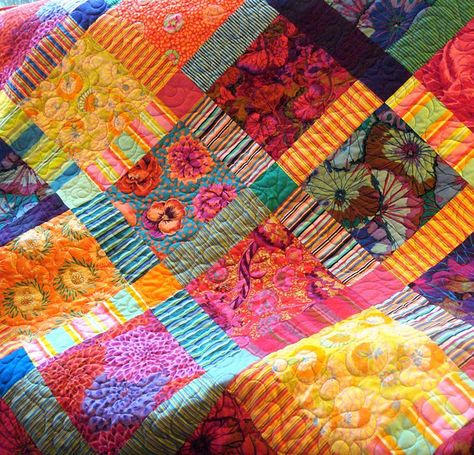 I want to make this color intense quilt. Fabric Landscape, Kaffe Fassett Quilts, Quilt Modernen, Kaffe Fassett Fabric, Colorful Quilts, Floral Quilt, Patchwork Quilting, Creation Couture, Kaffe Fassett