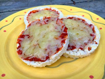 Pizza Slices White Cheddar Rice Cake, Low Cal Korean Recipes, White Cheddar Rice Cake Recipes, Rice Cake Pizza, Low Cal Pizza, Cheddar Rice, Quaker Rice Cakes, Peanut Butter Jelly Recipes, Rice Cakes Toppings