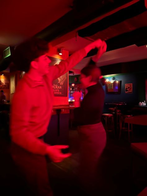 Bar Dancing Aesthetic, Just Dance Aesthetic, Dancing At The Club, Dancing Couple Aesthetic, Drunk Dancing, Club Couple, Couple Dancing Aesthetic, Guy Dancing, Night Club Dance