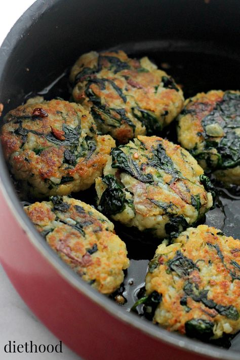 Spinach and Garlic Potato Patties Spinach Patties, Fresh Spinach Recipes, Potato Patties, Patties Recipe, Potato Side Dishes, Spinach Recipes, Idee Pasto Sano, Potato Dishes, Veggie Dishes