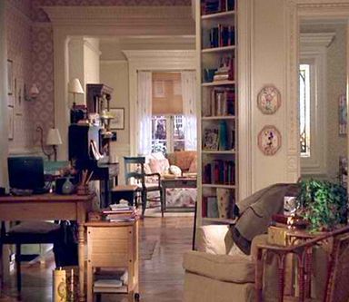 Yep, It's Been 20 Years Since You've Got Mail Came Out And We're Still Obsessed With Meg Ryan's Apartment You've Got Mail Apartment, Upper West Side Apartment, Apartment Decoration, You've Got Mail, Design Apartment, Historic Homes, Cozy House, Bedroom Furniture, Bookshelves