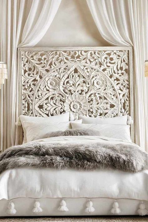 Although upholstered headboards have been riding high on the decorating charts for some time now, that doesn’t mean that wooden headboards have lost their luster. Wood never goes out of fashion: it’s a classic material that complements any decorating style, has endless versatility, can easily be given a makeover, and lends itself well to DIY projects. If you’re wondering how to decorate your own room with a wood headboard, read on. These bedrooms will show you how to do it right. Preteen Bedroom, Oak Double Bed, Shell Chandelier, Girl Bedrooms, Teen Bedroom Designs, Bedroom Foyer, Teen Girl Room, Vintage Bed