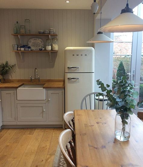 Hare and wild Modern Cottage Kitchen, Modern Cottage Decor, Smeg Fridge, Серая Кухня, Kitchen Stand, Cottage Kitchens, Modern Cottage, Kitchen Extension, Kitchen Diner