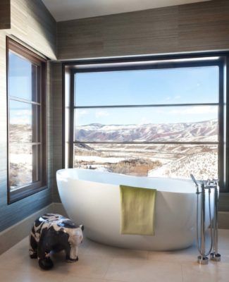 21 Gorgeous contemporary bathrooms featured in mountain retreats Luxury Lodge Interiors, Modern Ski Lodge, Modern Lodge Style, Ski Lodge Style, Lodge Interiors, Lodge Look, Hgtv Dream Home, Luxury Lodge, Ski Lodge