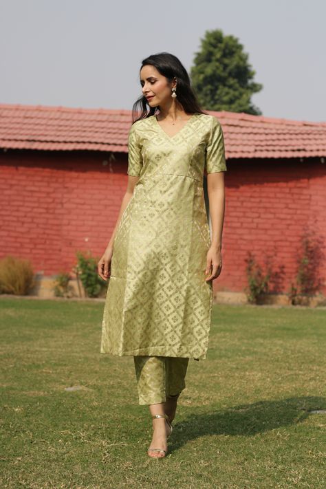 jacquard kurta with pants #banarasisuit #jacquardkurta #jacquardsuit #banarasikurta Brocade Kurti Design With Pants, Women Needs, Jacquard Suit, Kurta Pants, Punjabi Models, Silk Kurti Designs, Stylish Kurtis Design, Blouse Designs Catalogue, Anarkali Dress Pattern