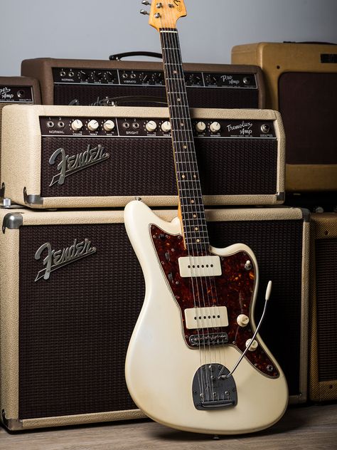 Fender Jazzmaster Vintage, Fender Jaguar Aesthetic, Jazzmaster Aesthetic, Jazz Master Guitar, Jaguar Fender, Electric Guitar Fender, Jazzmaster Guitar, Jaguar Guitar, Fender Jazzmaster