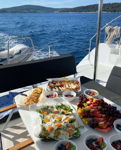 Croatia Yacht Week, Boat Picnic, Croatia Food, Yacht Aesthetic, Rich Mom, Yacht Week, France Food, Mom Aesthetic, On A Yacht