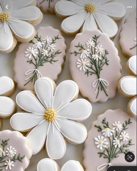 White Flower Cookies Decorated, Flower Cookie Royal Icing, Boho Flower Cookies, Daisy Flower Cookies, Spring Flower Sugar Cookies, Daisy Royal Icing Cookies, Royal Icing Biscuits, Daisy Baby Shower Cookies, Cookie Decorating Flowers