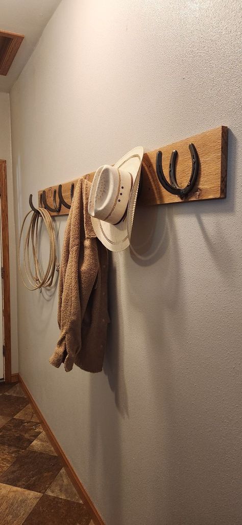 Western Bar Decor Ideas, Horse Shoe Rack, Western Home Ideas Farmhouse, Horse Shoe Shoe Rack, Small House Western Decor, Diy Western Home Decor Rustic, House Interior Western, Country Ideas For Home, Western Room Accessories