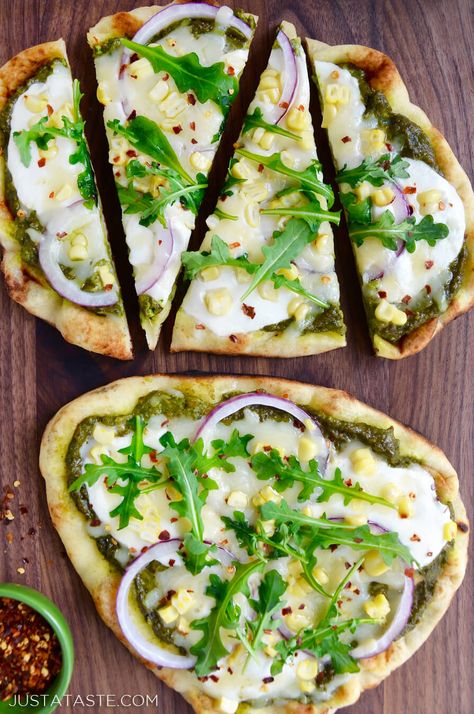 Grilled Flatbread Pizzas with Avocado Pesto | recipe via justataste.com #pizza #recipe Grilled Flatbread Pizza Recipes, Quick And Simple Dinner Recipes, Ww Lunches, Avocado Pesto Recipe, Flatbread Pizzas, Flatbread Pizza Recipes, Grilled Flatbread, Asian Recipe, Cooking Stuff