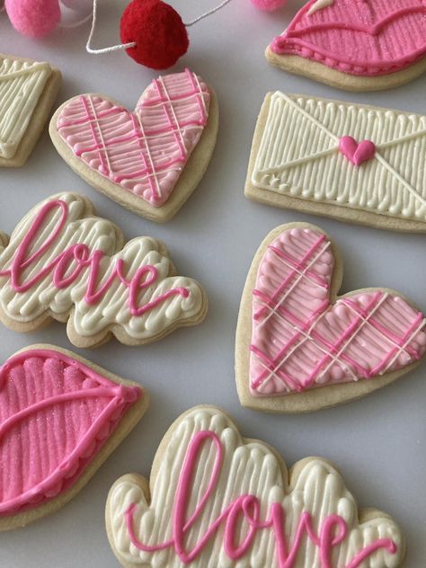 Creative Deserts, Valentine Cookies Decorated, Valentines Treats, No Bake Sugar Cookies, Valentine Cookie, Valentines Cookies, New Years Cookies, Buttercream Decorating, Valentine Sugar Cookies