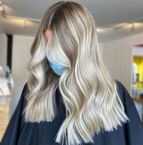 Blonde Balayage Face Framing, Face Framing Balayage Blonde, Blonde With Extensions, Blonde Dimensional Hair Balayage, Blonde Face Framing Highlights, Bright Dimensional Blonde, Blonde Dimensional Hair, Beach Blonde Hair, Mommy Hairstyles