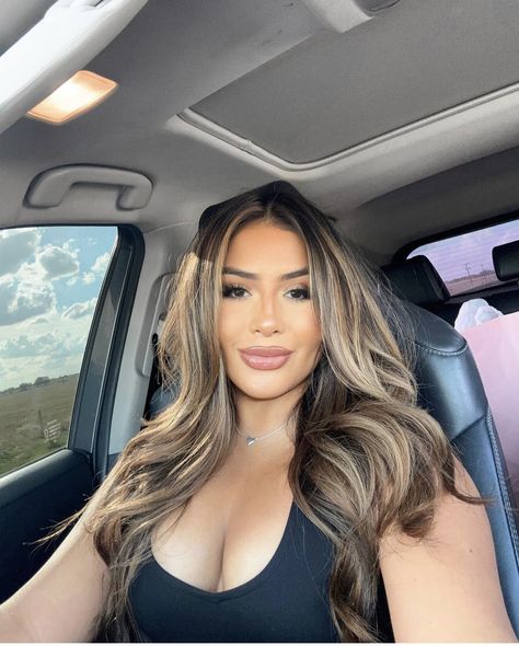 Blonde On Latina Hair, Dark Hair With Ash Money Piece, Morenas With Blonde Hair, Hair Color Ideas With Dark Base, Creamy Blond Balayage, Black Hair To Balayage Before And After, Layered Highlighted Hair Brunettes, Blonde Foliage On Dark Hair, Money Pieces Highlights