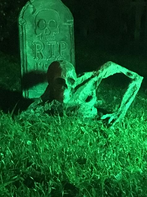 Zombie Crawling Out Of Ground, Easy Scary Halloween Decorations, Circus Halloween Decorations, Scary Halloween Door Decorations, Halloween Scary Decorations, Pumpkin Graveyard, Zombie Graveyard, Scary Halloween Yard, Haunted Farm