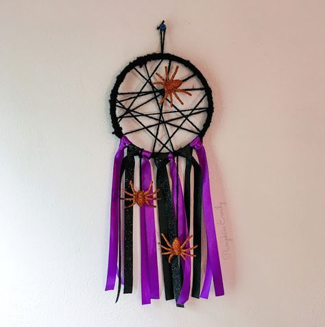 Diy Halloween Room, Halloween Dream Catcher, Halloween Entry Table, Diy Halloween Spider, Spider Web Wreath, Diy Spider, Fun Diy Halloween Decorations, Bricolage Halloween, Cheap Halloween Decorations