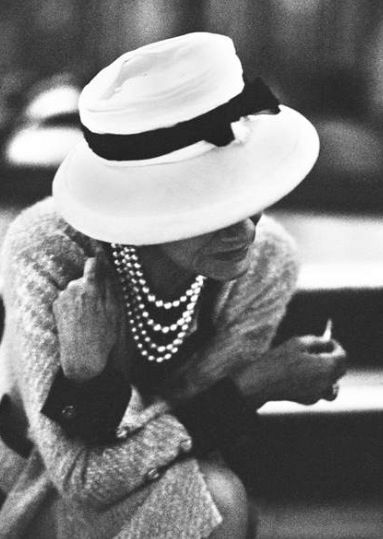 Ah, Coco. So chic. Moda Chanel, Joe Montana, Poppy Delevingne, Mode Chanel, Chanel Cruise, Gabrielle Chanel, Black And White Photograph, Look Retro, French Fashion Designers