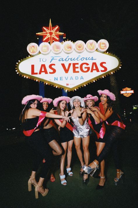 Las vegas sign bachelorette party photo Vegas Bachelorette Outfits, Las Vegas Bachelorette Party Outfits, Vegas Bachelorette Party Themes, Casino Bachelorette Party, Vegas Bachelorette Party Outfits, Bachelorette Party Outfit Themes, Bachelorette Party Pink, Las Vegas Party Theme, Birthday In Las Vegas