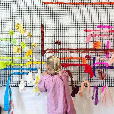 Little Ginger Studio on Instagram: "New giant weaving wall installed yesterday and it’s hard to concentrate on doing work in the studio - I just wanna weave! Come check it out tomorrow in Art Playgroup - lots of fun for 1.5-5 year olds and fun starts at 10am 🌸" Art Provocations, Textiles Projects, Diy Kids Toys, High School Art, Night Art, Art Workshop, Process Art, Art Classroom, Art Club