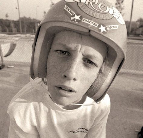 Skate Tony Hawk, Skateboard Culture, Funny Cartoon Photos, 80s Skater, Vintage Skateboarding, Skateboard Photos, Skate Helmet, Bones Brigade, Old School Skateboards