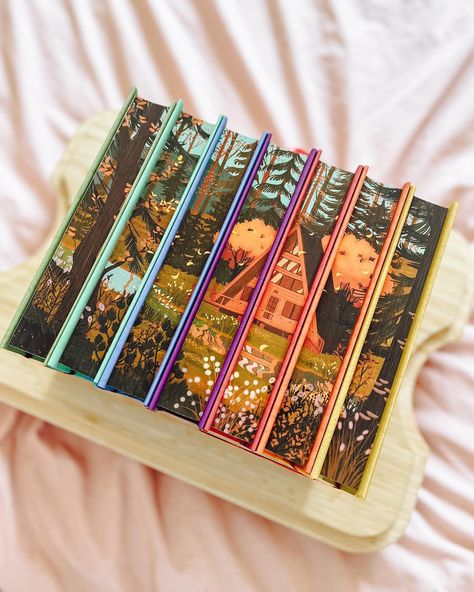 What is your most treasured book that you own? Own multiples tell me about them This set 😍😭💜 @afterlightbooks has really outdone themselves with this whole series it’s stunning! Swipe to see more #afterlightbooks #bergmanbrothers #chloeliese #stencillededges #bookstack #bookhygge #hyggebookstyle Diy Dust Cover Book, Hardcover Book Aesthetic, Books With Sprayed Edges, Books Covers Aesthetic, Book Cover Ideas Diy, Painted Edges Book, Freshman Boxes, Rebinding Books, It Book Cover