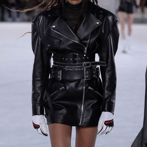 (2) 🍸 (@diorangxl) / Twitter Leather Jacket Runway, Multiple Belts, Black Leather Outfit, Leather Wear, Fashion Now, All Black Outfit, Style Trends, Leather Outfit, Girls Fashion Clothes