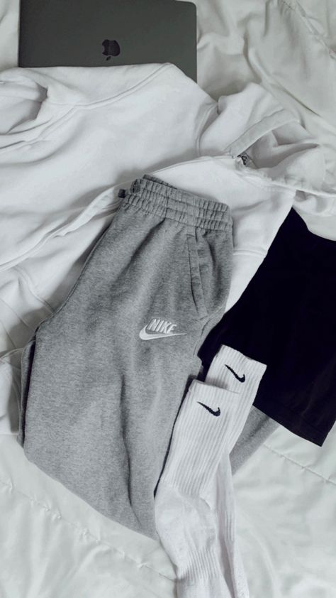 How To Style Grey Nike Sweatpants, Nike Sporty Sweats For Streetwear, Gray Nike Sweatpants Outfit, Gray Nike Hoodie, Black Nike Sweatpants Outfits, Nike Sports Bra And Sweatpants Set, Nike Sweatpants Grey, Grey Nike Sweatpants Outfits, Nike Outfits For Women