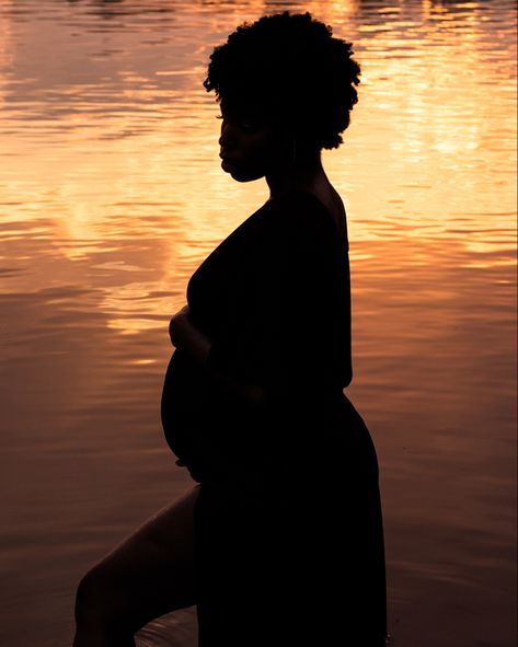 Silhouette Maternity, Sunset Maternity Photos, Maternity Photography Beach, Planning Pregnancy, Couple Pregnancy Photoshoot, Sunset Lake, River Water, Sunset Silhouette, Moon Pictures