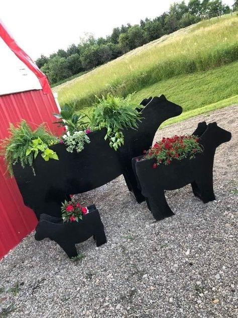 Girly Garden, Cow Planter, Farmhouse Fonts, Borders Garden, Creative Gardening, Garden Yard Ideas, Ffa, Farm Decor, Yard Ideas