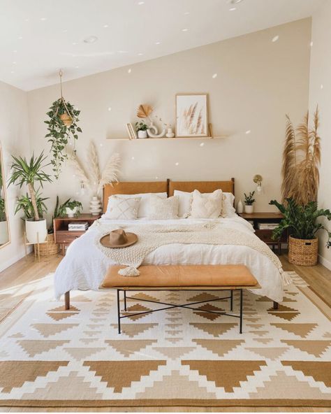 22 Boho Bedrooms You'll Want To Copy ASAP - Days Inspired Bedroom Ideas For Couples, Dekorasi Kamar Tidur, Bohemian Bedroom Decor, Couple Bedroom, Ideas For Couples, Boho Room, Stylish Bedroom, Bedroom Boho, Simple Bedroom