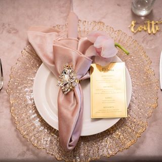 𝐸𝓁𝑒𝑔𝒶𝓃𝒸𝒾𝒶 𝐸𝓋𝑒𝓃𝓉𝓈 (@eleganciaeventservices) • Instagram photos and videos Palace Photoshoot, Wedding Reception Place Settings, Gold Charger Plate, Gold Chargers, Pink Napkins, Baby Shower Brunch, Charger Plate, Blush Tones, Light Peach