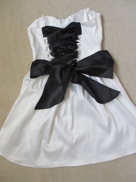 Replace the zipper on the back of the dress with ribbon, great idea for a dress that still fits but is to tight Sew A Corset, A Corset Dress, Corset Back Dress, Diy Corset, Big Dresses, Corset Back, Gothic Steampunk, 60 Minutes, Diy Dress