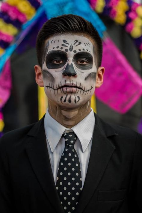 Face Paint For Men, Halloween Skeleton Makeup, Sugar Skull Face Paint, Halloween Makeup Sugar Skull, Skull Face Paint, Sugar Skull Costume, Dead Makeup, Face Painting Easy, Sugar Skull Makeup