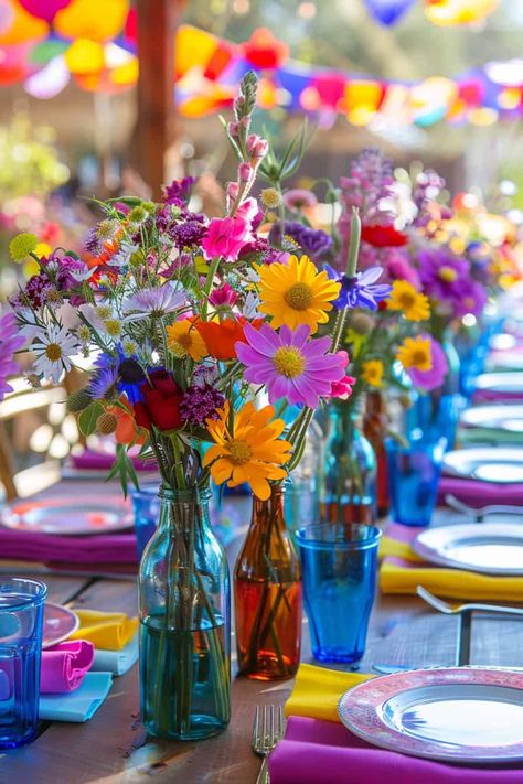 Wildflower Tablescape, Wildflower Centerpieces, Simple Family Meals, Basket Centerpieces, Rectangle Tables, Green Tablecloth, Lavender Bouquet, Pink Wedding Cake, Boda Mexicana