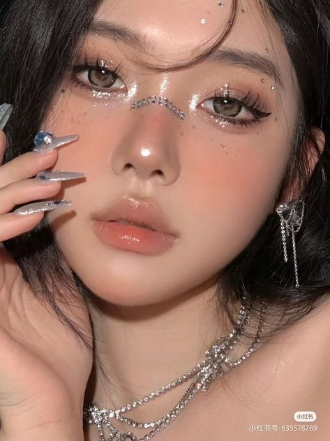 K Pop Inspired Makeup, Enhypen Concert Makeup, Kpop Stage Makeup, Kpop Concert Makeup Ideas, Kpop Concert Makeup, Chinese Makeup Look, Layout Makeup, Tape Makeup, Gem Makeup