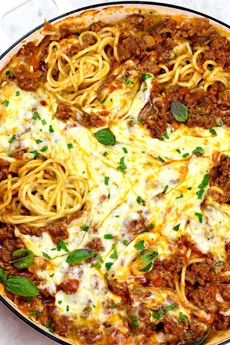 TikTok Spaghetti (Viral Hit Recipe) Spaghetti Hacks, Spaghetti Variations, Southern Spaghetti, Cheesy Alfredo Pasta, Tiktok Spaghetti, Skillet Spaghetti, Spaghetti Factory, Spagetti Recipe, Make Alfredo Sauce