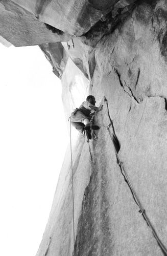 Royal Robbins high on El Cap's Salathe Wall in 1961. Incredible that they pioneered these 3,000 ft. routes with homemade equipment. Alpinist Climbing, Vintage Rock Climbing, Yosemite Climbing, Extreme Climbing, Mount Everest Climbers, Mountaineering Climbing, Rock Climbing Holds, Royal Robbins, Inspirational Rocks