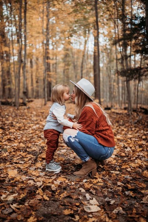 Photography Poses For Mom And Daughter, Mom And Daughter Photo Ideas Fall, Mom And Daughter Fall Photoshoot Outfits, Fall Photo Ideas For Family, Fall Mother Son Photoshoot Outfits, Mother And Daughter Fall Photoshoot, Family Of 3 Fall Photo Ideas, Fall Photos Mom And Son, Autumn Toddler Photoshoot