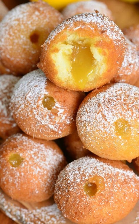 Lemon Curd Filled Doughnut Holes with powdered sugar on top stacked up with one cut in half Donut Hole Recipe, Doughnut Recipe Easy, Homemade Donuts Recipe, Doughnut Holes, Sweet Breakfast Treats, Lemon Curd Filling, Nice Recipes, Filled Donuts, Homemade Donuts