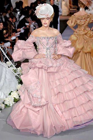 Christian Dior Fall 2007 Couture Runway - Christian Dior Haute Couture Collection Christian Dior Runway, Galliano Dior, Mode Rose, Rococo Fashion, Dior Collection, Runway Fashion Couture, Collection Couture, Christian Dior Haute Couture, Doutzen Kroes