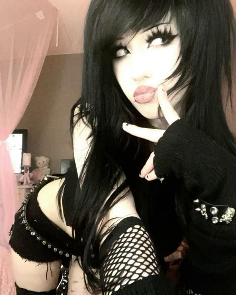 azzamiree on ig Goth Poses Reference, Myspace Poses, Cute Emo Fits, Goth Female Oc, Alt Baddie Aesthetic, Alt Pic Ideas, Emo Selfie Poses, Racoon Tail Hair Emo, Scene Black Woman