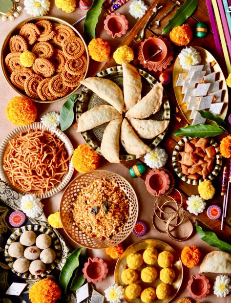 Happy Diwali Sweets, Diwali Snacks Photography, Diwali Food Board, Indian Festive Decor, Diwali Food Decoration Ideas, Deepavali Aesthetic, Diwali Food Photography, Diwali Sweets Photography, Diwali Party Food Ideas