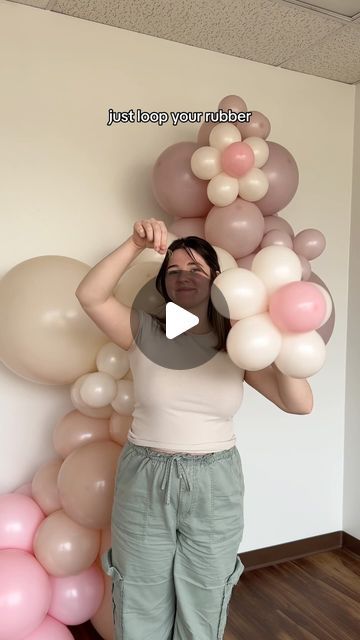 Dallas Event Planner on Instagram: "Quick tutorial on how to make a balloon flower 🌼✨ you can purchase our Dusk Beauty Kit on our website or purchase the daisies separately to add on to your own custom kit 🫶🏼 #betterwithbashify #balloonflower #balloonflowertutorial #balloonflowers #balloontutorial #balloondecor" Balloon Arch With Flowers Diy, How To Make A Flower Out Of Balloons, How To Decorate A Birthday Party, How To Make Daisy Balloons, How To Make Flower With Balloon, Flowers Balloons Decorations, How To Decorate Balloons For Birthday, How To Make Flowers Out Of Balloons, Ballon Cluster Ideas