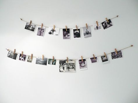 Hang polaroids Hanging Polaroids, Polaroid Wall Decor, Photo Expo, Polaroid Display, Polaroid Diy, Hang Pictures, Polaroid Wall, Photo Polaroid, Decoration Photo