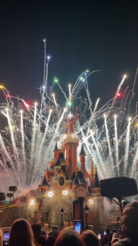 Disneyland Paris castle fireworks Disneyland Fireworks Wallpaper, Disneyland Paris Fireworks, Paris Castle, Disneyland Fireworks, California Disneyland, Disneyland Paris Castle, Disneyland Aesthetic, Paris Disneyland, Disney Fireworks