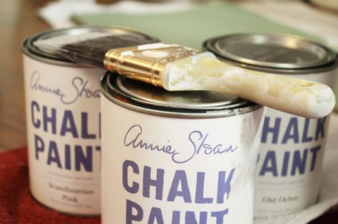 Annie Sloan chalk paint- paint furniture with no prep or pre-painting Chalk Paint Tutorial, Chalk Paint Wax, Chalk Paint Projects, Annie Sloan Paints, Furniture Wax, Chalk Painting, Distressed Furniture, Chalkboard Paint, Furniture Refinishing