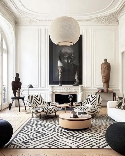 Master of blending traditional style with modern design, Baptiste Bohu has transformed this luxury apartment in Paris into a stunning fusion of classical architecture and contemporary flair. The apartment beautifully contrasts the traditions of two worlds, combining tribal influences with modern aesthetics. Black elements stand out against the pristine white classical walls, while natural earth tones seamlessly unite the entire space, creating a perfect harmony between tradition and modernity... Paris Interiors, Parisian Interior, French Interior Design, Interior Accents, Design Apartment, French Interior, French Decor, Interior Trend, Luxury Apartments