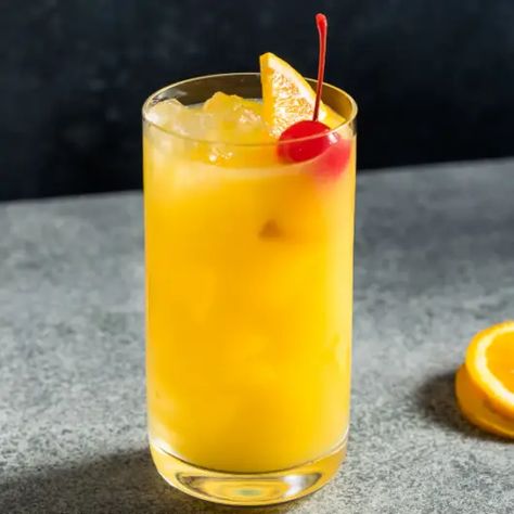 Harvey Wallbanger Recipe Dirty Drinks, Screwdriver Cocktail, Vodka Based Cocktails, Best Vodka Cocktails, Harvey Wallbanger, Orange Juice And Vodka, Best Vodka, Vodka Cocktails Recipes, Premium Vodka